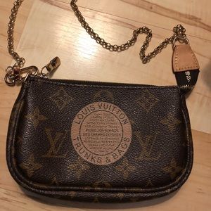 Louis Vuitton mini pochette